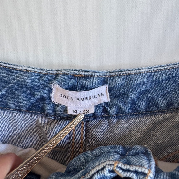 Good American Blue Jean Shorts 90s Icon Bermuda Jorts Size 14/32 - Picture 7 of 8
